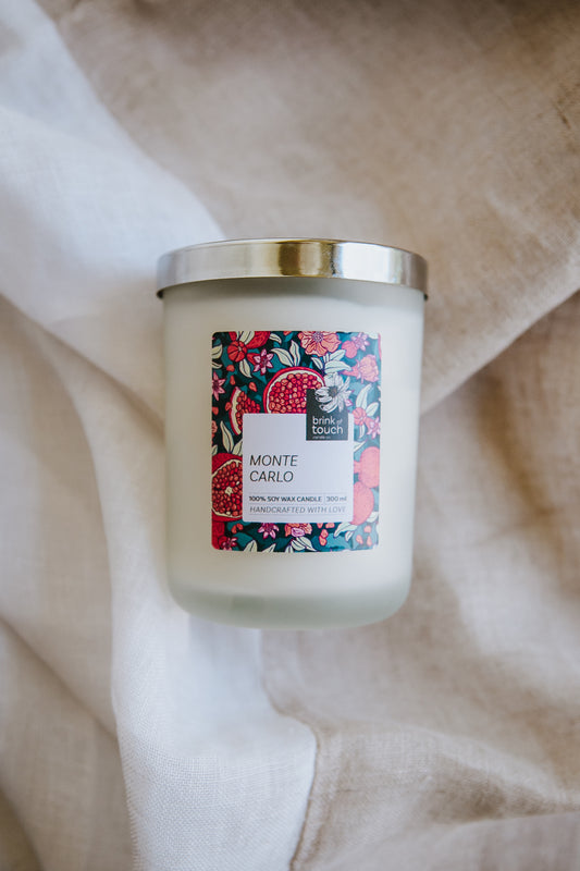 a delightfully integrated juicy and tart pomegranate & rhubarb blend fills your living room and kitchen. the botanical sage provides a lovely bedding to the fruitiness. cedar and sandalwood binds this secret garden fragrance.